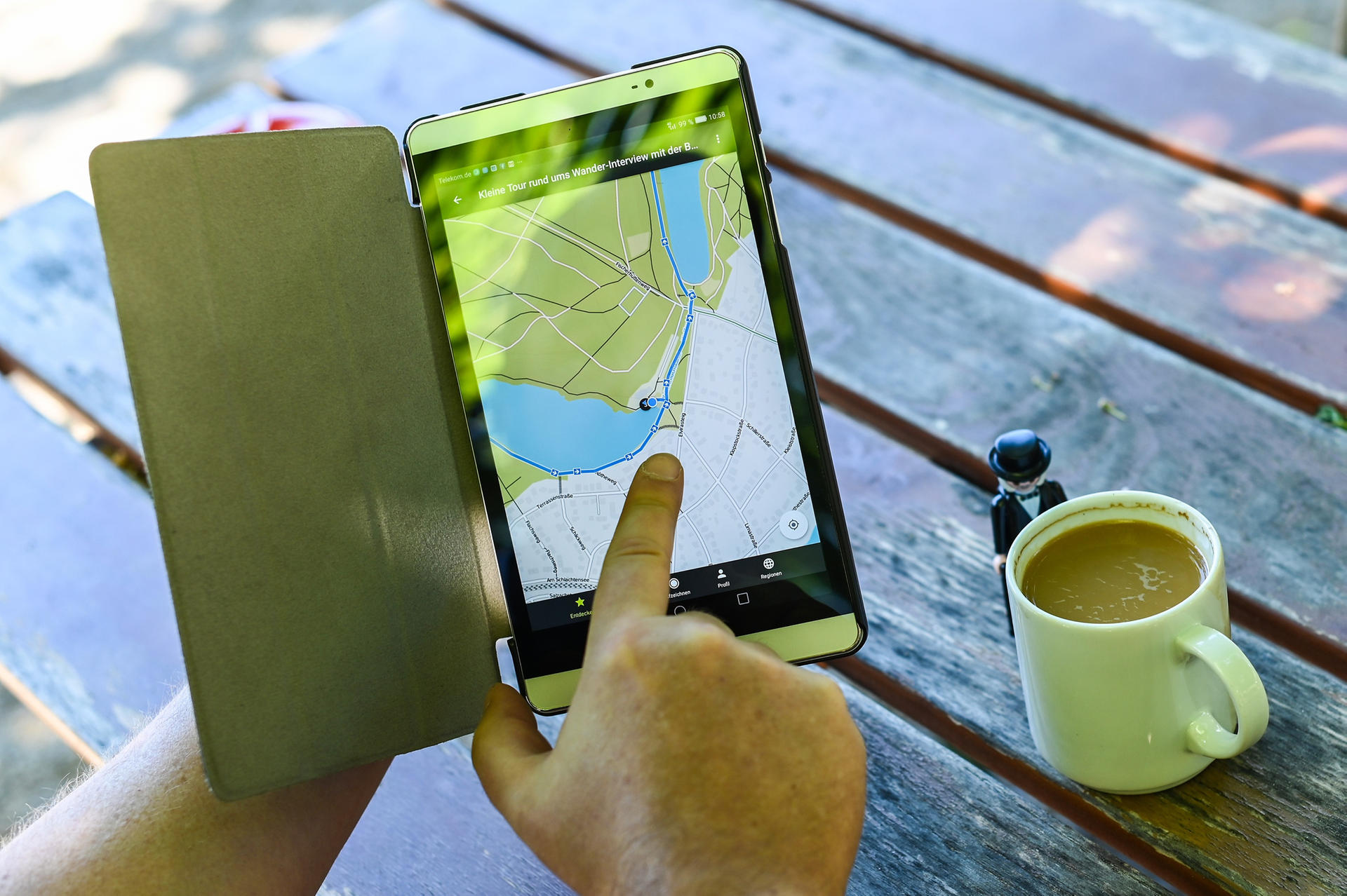 Seine Wanderungen plant Meyer mit der Touren-App „Komoot“. 