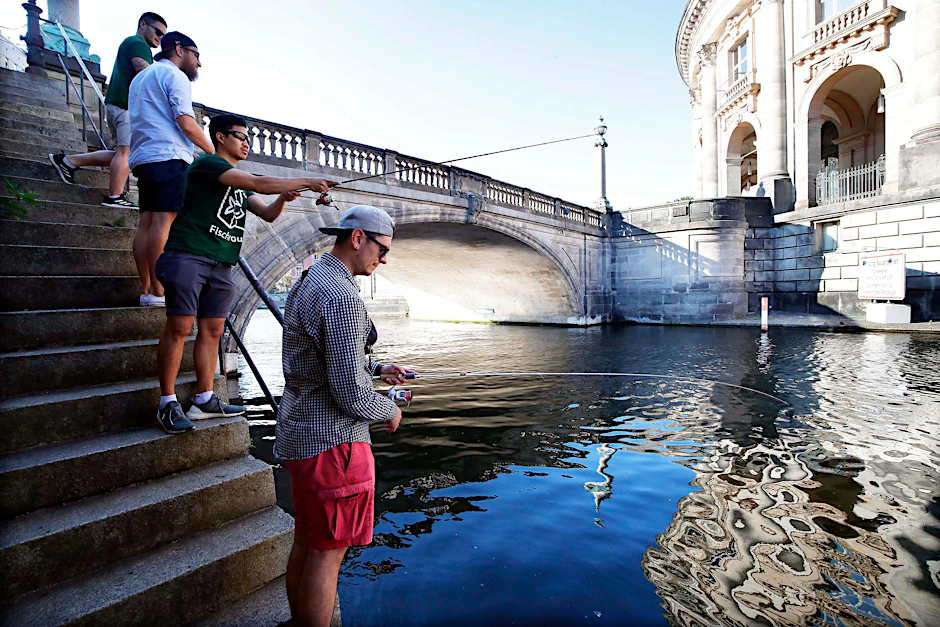 Auf Fischfang nahe dem Bode-Museum: Das Angeln in der Stadt wird immer beliebter. Nur müssen Petrijünger jetzt mit Störaktionen durch Tierschützer rechnen.