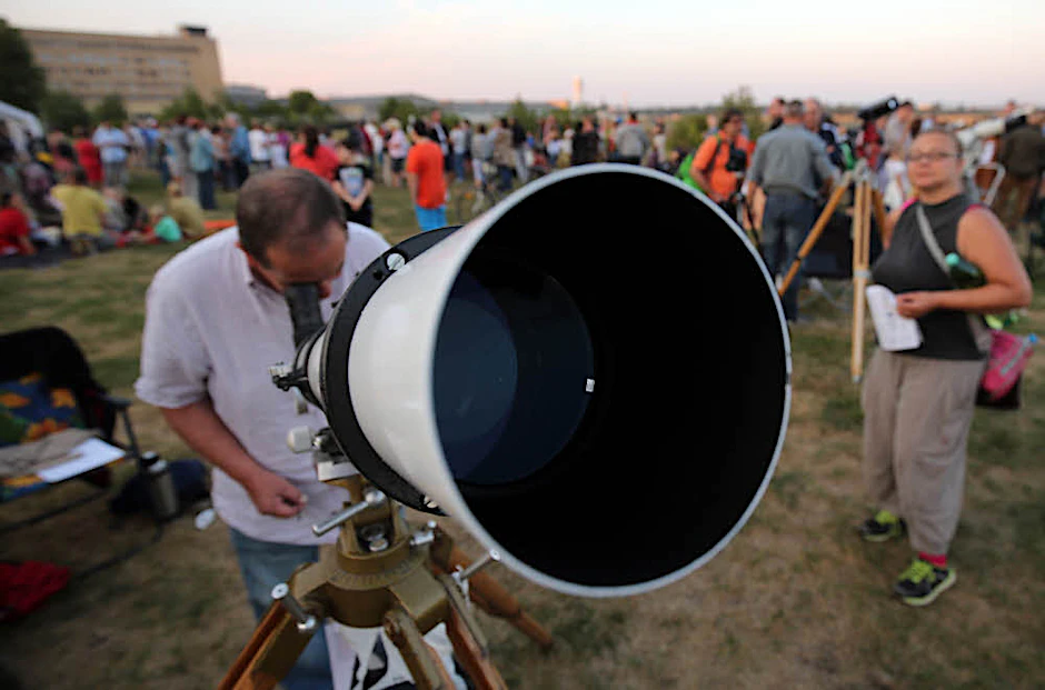 Besucher der „Langen Nacht der Astronomie“, die 2015 noch auf dem Gelände des ehemaligen Flughafens Tempelhof stattgefunden hat.