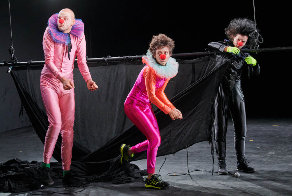 Theatersaison eröffnet: Dominic Hartmann, Elena Schmidt und Kendar Hmeidan in „Herzstück“. 