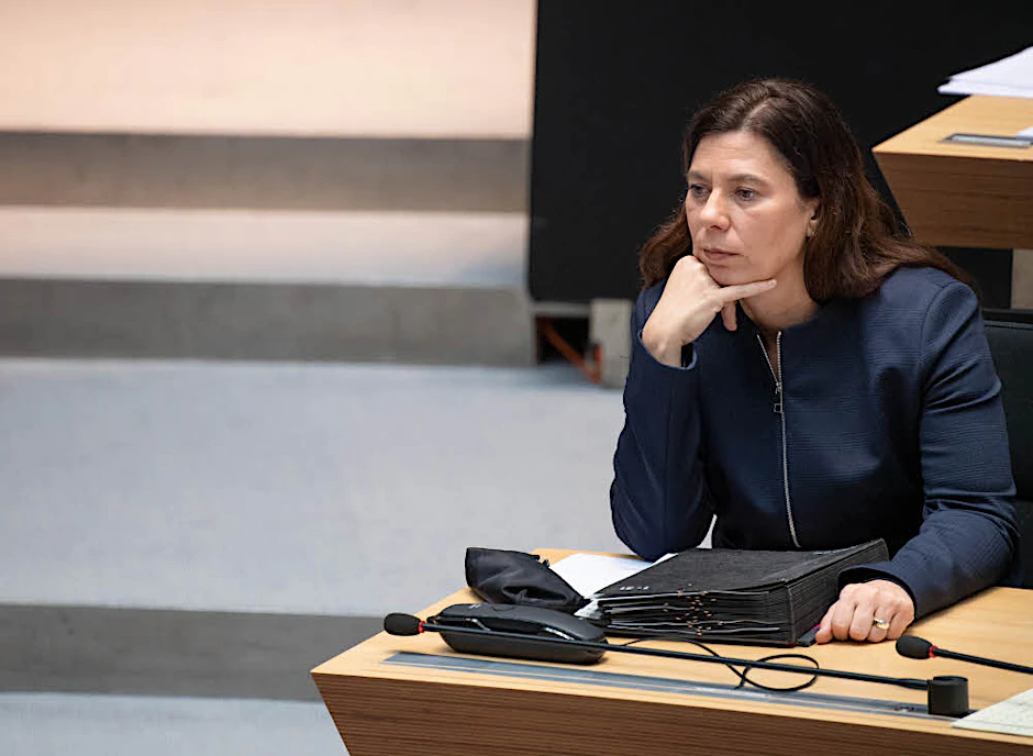 Nachdenklich: Sandra Scheeres im Plenarsaal des Abgeordnetenhauses (Archivbild).
