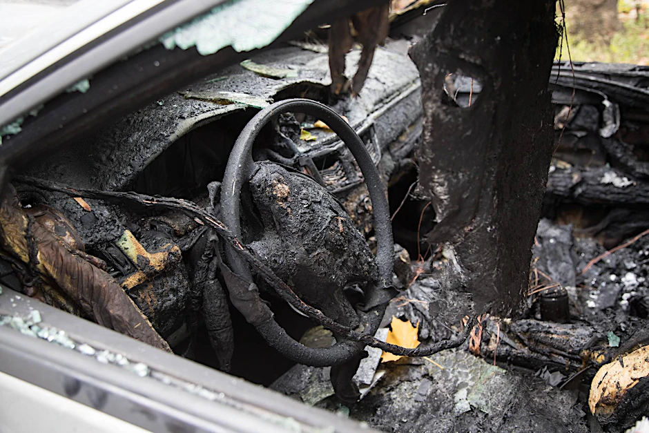 Ein ausgebranntes Auto in Lichtenberg im Jahr 2017. In Berlin brennen immer wieder Autos. Allein im Jahr 2019 gab es schon 2016 Fälle. 