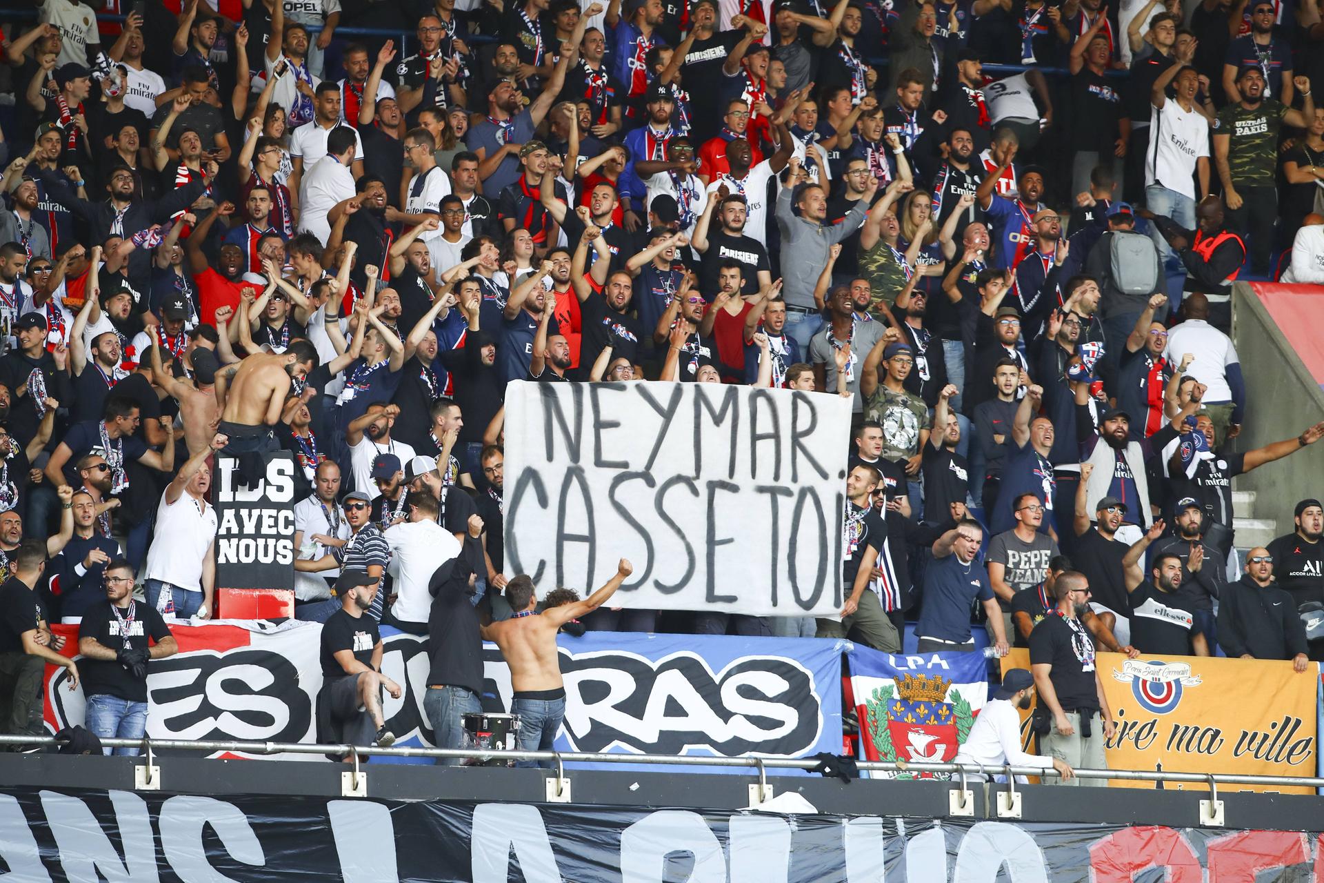 Fanprotest: Anhänger von Paris St. Germain fordern Neymar per Transparent auf, sich zu verdrücken.