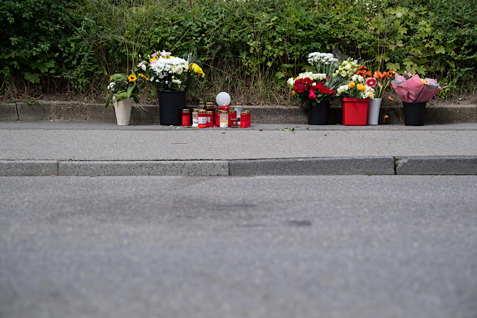 Blumen und Kerzen stehen in unmittelbarer Nähe des Tatorts.