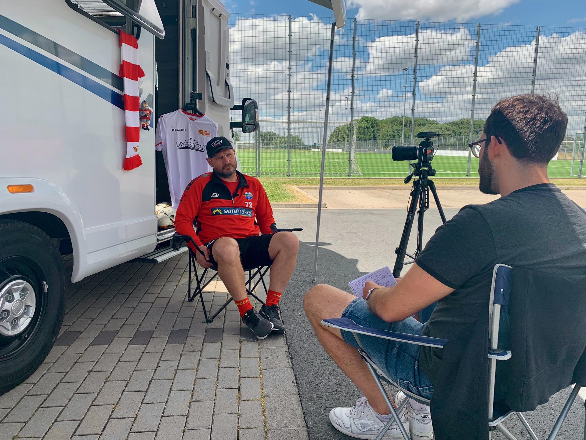 Baumgart wird von Reporter Patrick Berger am SCP-Gelände interviewt.