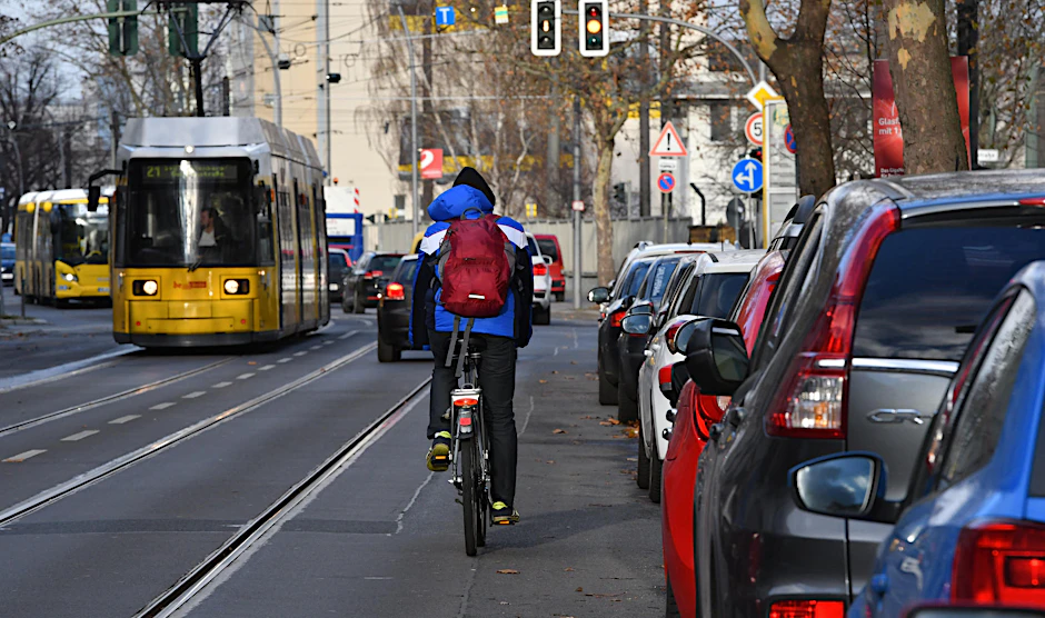 Rechts parkende Autos, bei denen jederzeit ein Tür geöffnet werden könnte, links dichter Verkehr und Straßenbahnen: Die Siegfriedstraße ist kein angenehmer Ort für Radfahrer.