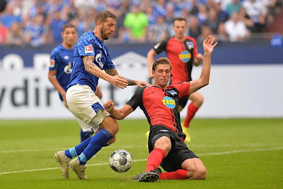Niklas Stark (r.) erlebte einen rabenschwarzen Tag auf Schalke.