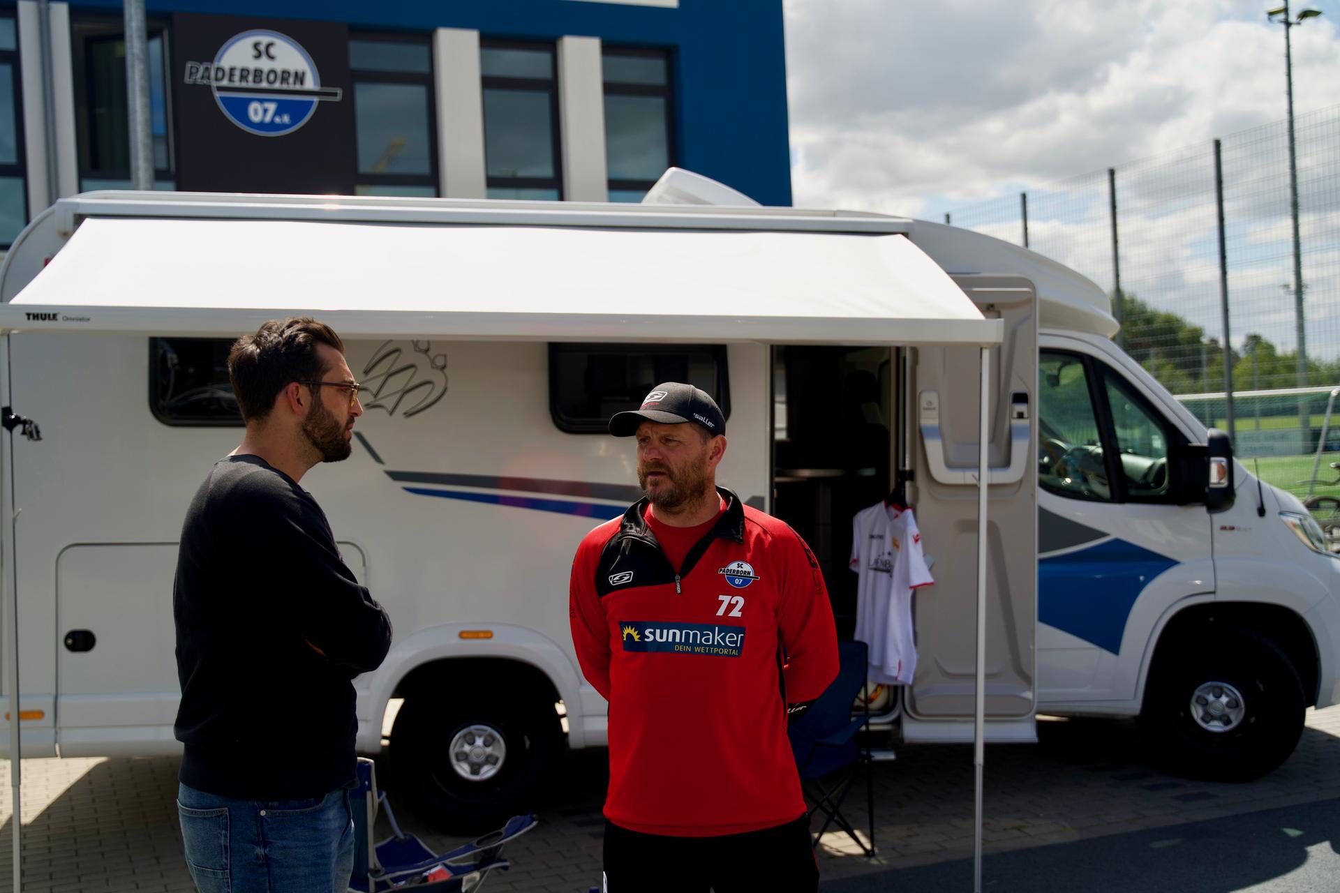 Reporter Berger (l.) mit SCP-Trainer Steffen Baumgart.