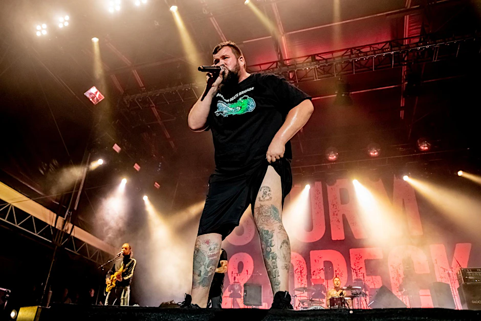 Bleiben oder Gehen:  Frontmann von Feine Sahne Fischfilet, Jan „Monchi“ Gorkow, beim Konzert in der Zitadelle Spandau am Freitagabend. 