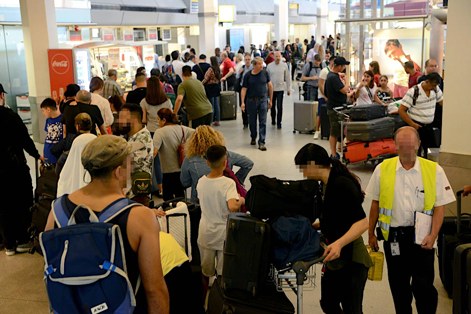 Viele Menschen in den Sommerferien am Flughafen Berlin-Tegel. Der Flughafen hat nun eine neue Flughafenseelsorgerin. 