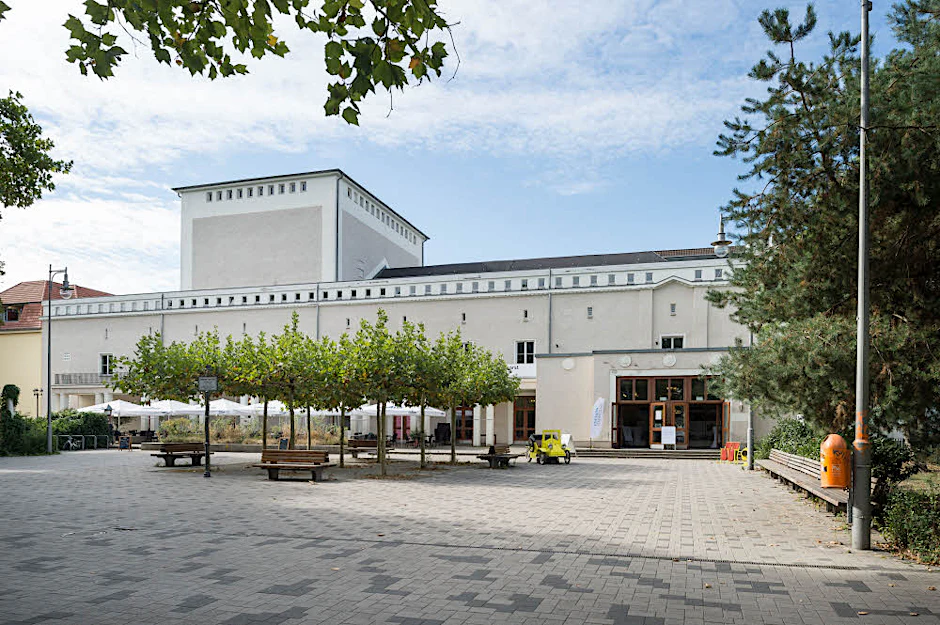 „Russenoper“: Das Karlshorster Theater wurde 1948 gebaut. Der Bühnenturm beherbergte einst die Kulissen, nun soll er als neuer Raum erschlossen werden.