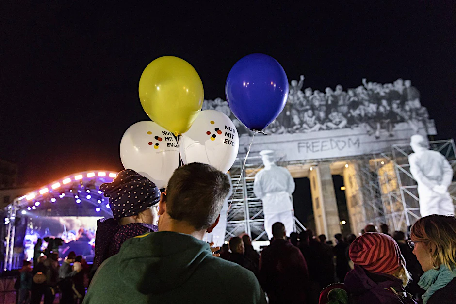 Besucher bei der Eröffnung des Fests zum tag der Deutschen Einheit im Oktober 2018 am Brandenburger Tor. Für die Mauerfall-Feierlichkeiten im November steht kein neuer deutscher Gemeinsinn auf der Agenda. 