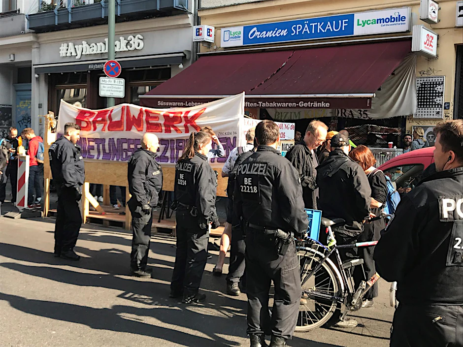 Vor dem Geschäft an der Oranienstraße protestierten Anwohner gegen die Räumung des Spätkaufs. Die Polizei sorgte später dafür, dass diese die Straße für den Verkehr frei machten.