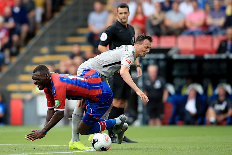 Kompromisslos: Vladimir Darida stoppt Christian Benteke. 