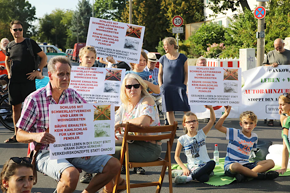 Am Donnerstag war auf der Kastanienallee in Rosenthal kein Platz für Autos und Lastwagen: Anwohner legten die Straße  mit einer Demonstration lahm.