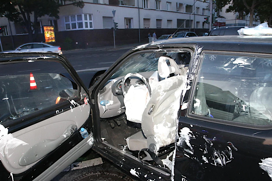 Der völlig verschmierte Unfallwagen. 