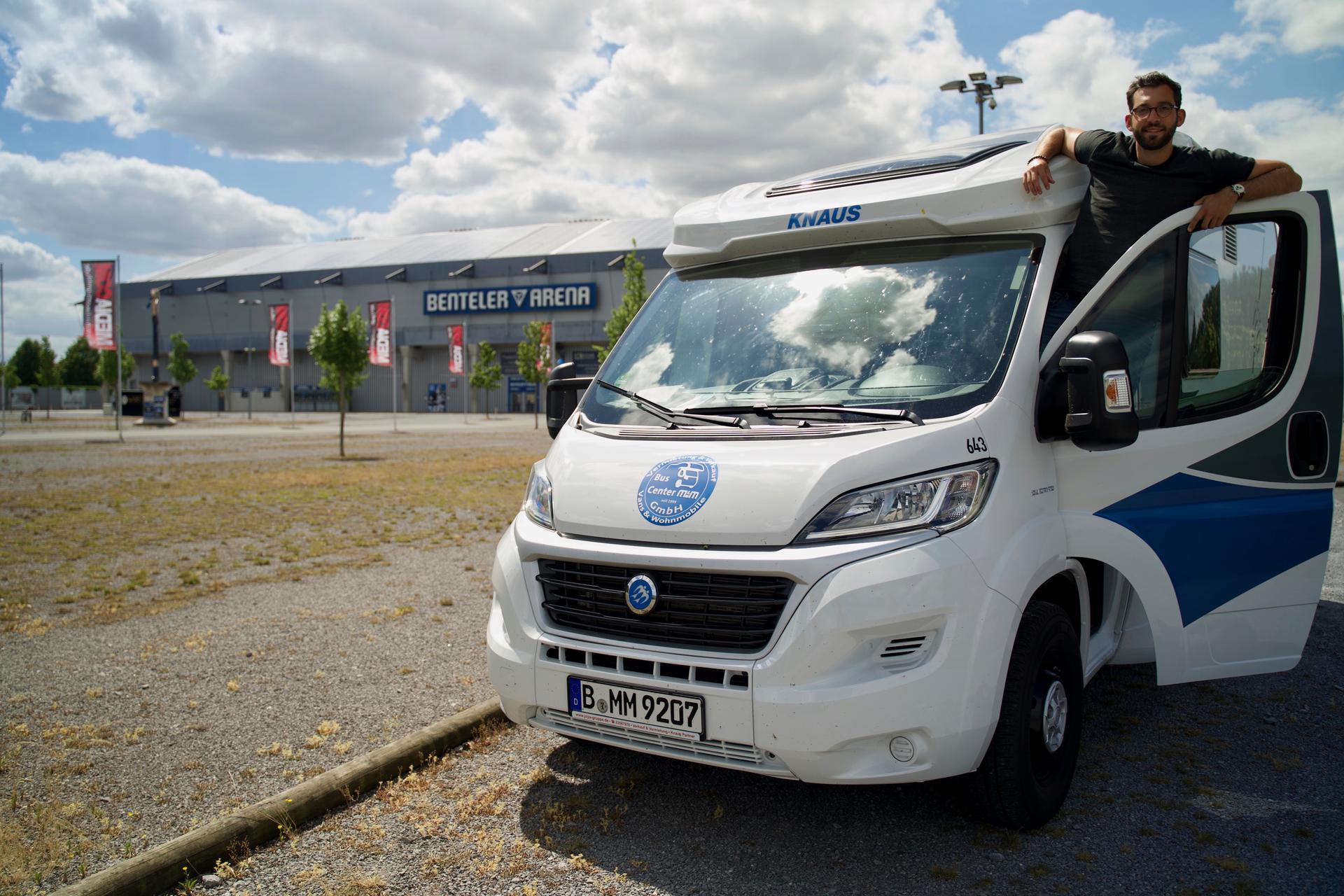 Das UNVEU-Wohnmobil vor der Benteler-Arena in Paderborn.
