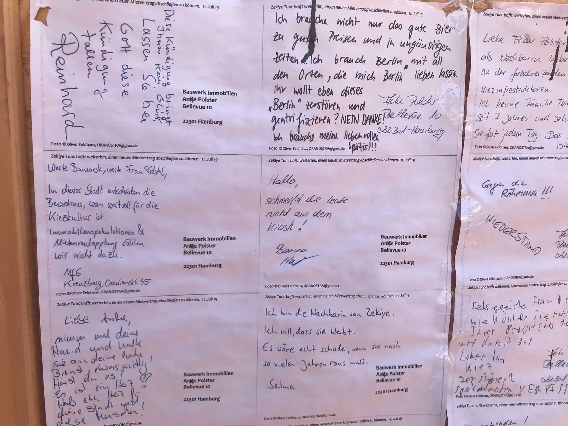 Vor dem Laden ist eine Wand mit Zetteln.
