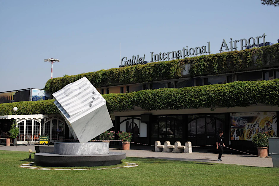 Ein einziges Grün: Der Flughafen Galileo Galilei in Pisa.