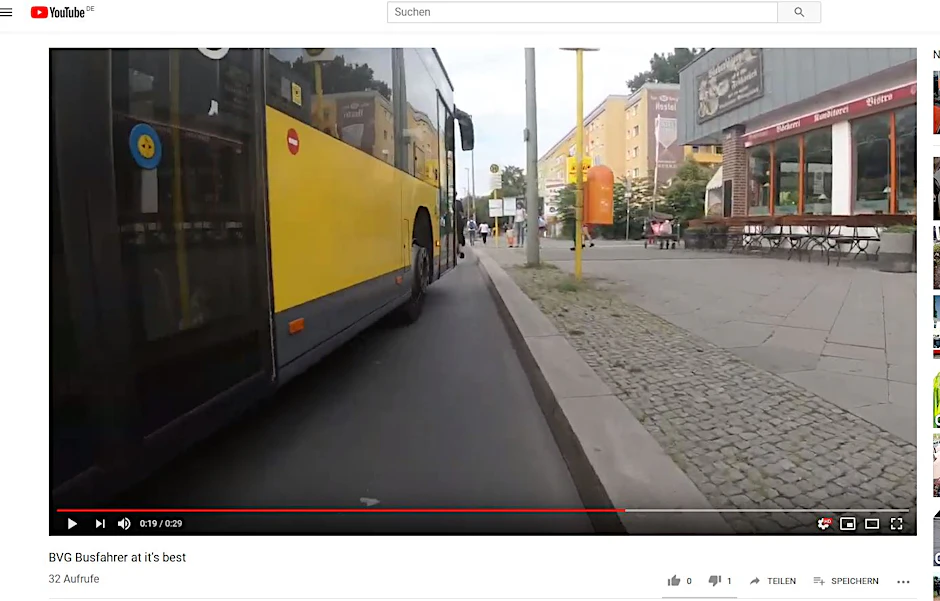 Jetzt hat der Bus den Radweg komplett blockiert.
