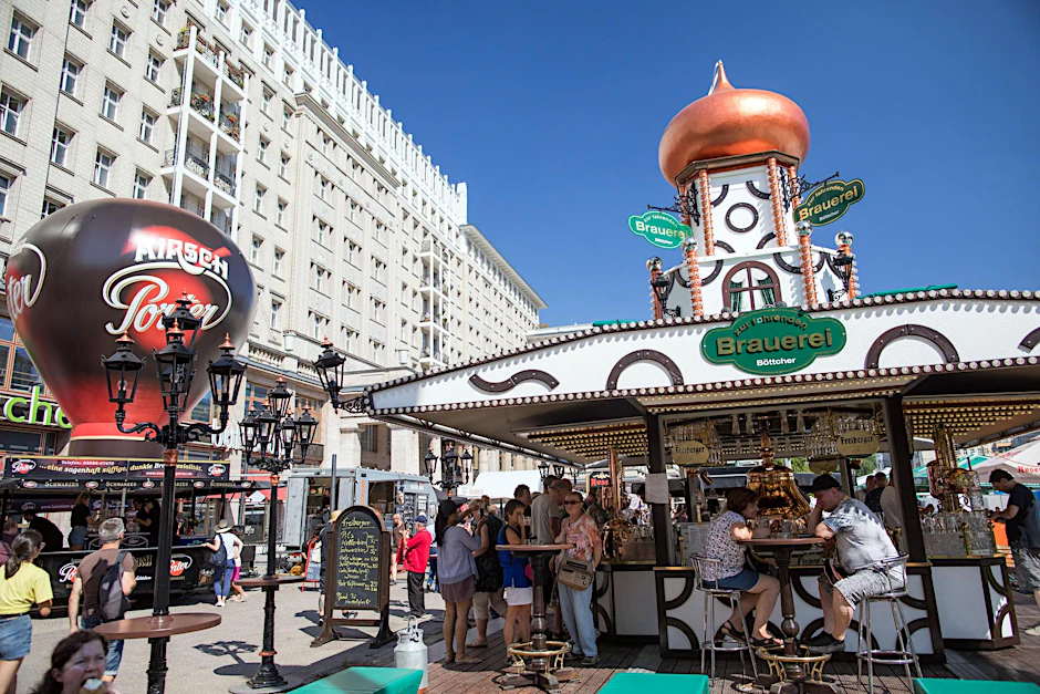 Auf der Karl-Marx-Allee findet am Wochenende wieder die Biermeile statt.