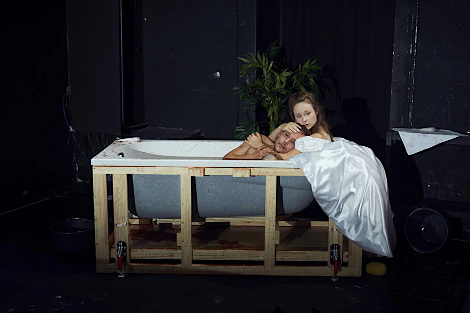 Nils Krahnwald, „Schauspieler des Jahres“, mit Wiebke Mollenhauer in der „Inszenierung des Jahres“ von Christopher Rüping: „Dionysos Stadt“ im „Theater des Jahres“.