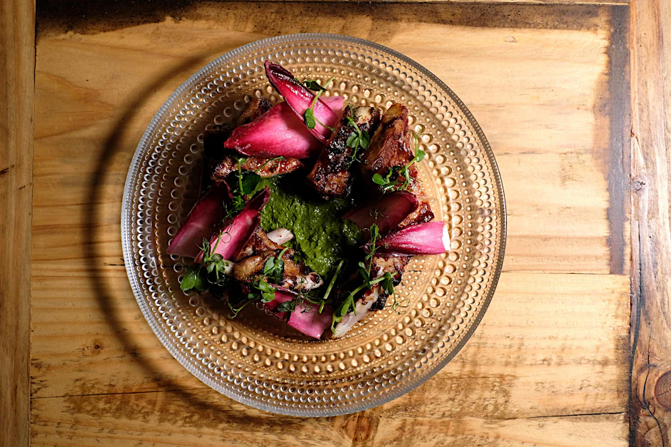 ​Schweinerippchen mit Brennesselgremolata im Restaurant Palsta in der Oderstraße in Neukölln. 