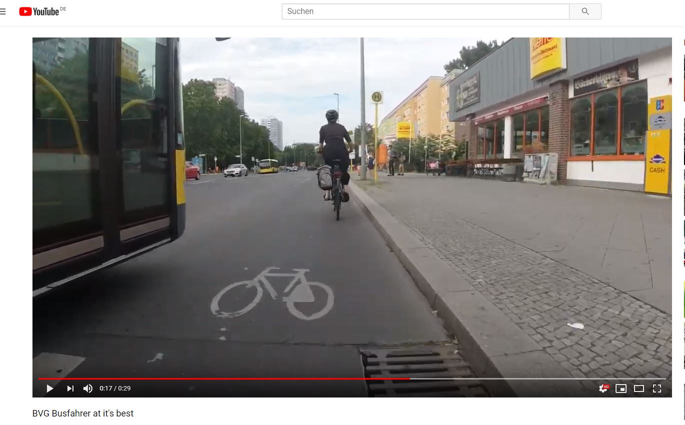 Der Bus kommt dem Radler bedrohlich nahe, ein zweiter Radler ist nicht mehr im Gefahrenbereich.