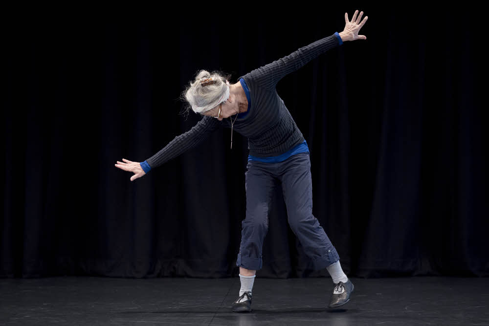 Deborah Hay in ihrem Solo „my choreographed body ... revisited (2019)“