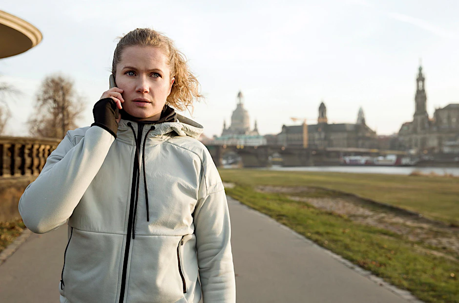 Sonntagskrimi: Leonie Winkler (Cornelia Gröschel) ist auch beim Joggen im Dienst. 