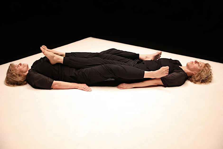 Mutter-Tochter-Schichten: Erzsébet Gyrmati (links) und Eszter Salamon in "Monument 0.7:M/others“.
