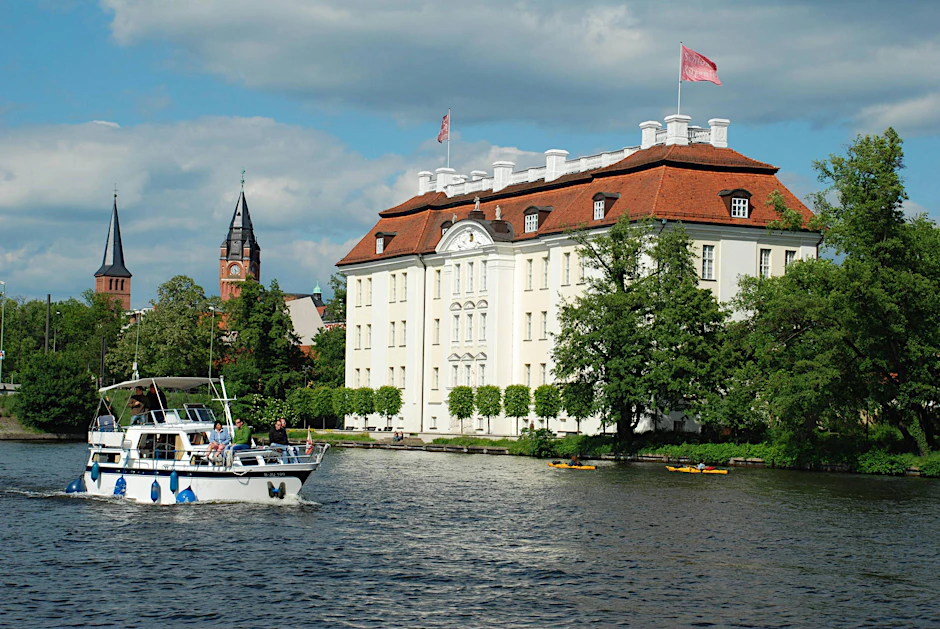 Das Schloss Köpenick liegt auf einer Insel in der Dahme. Auf zur preußischen Prinzen-Schau. 