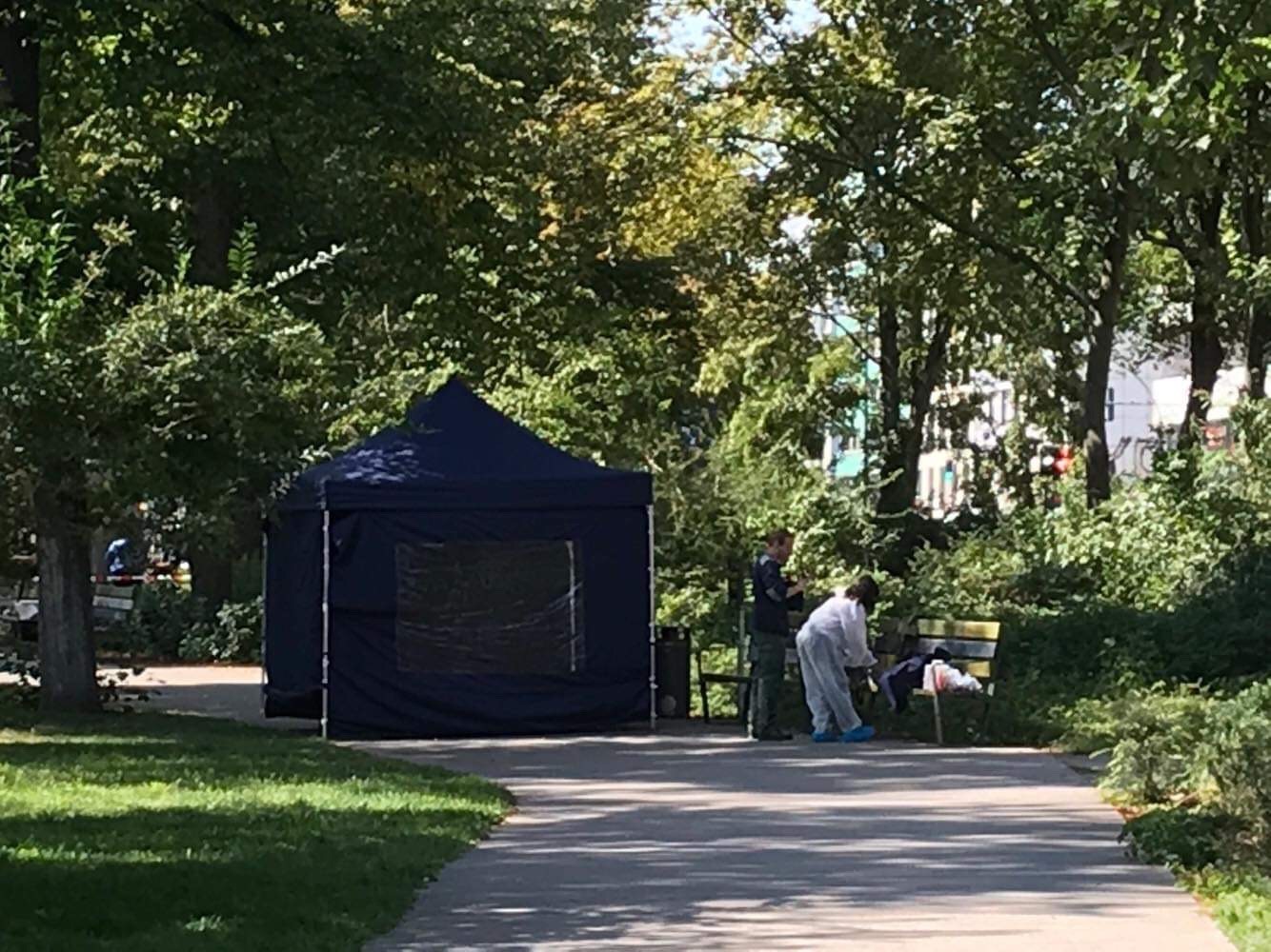 Ermittler der Spurensicherung am Tatort im Kleinen Tiergarten in Moabit.