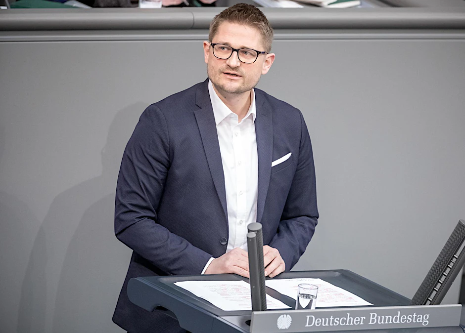 Der Brandenburger AfD-Bundestagsabgeordnete René Springer will dagegen vorgehen, dass die Stadt Potsdam der Partei die Nutzung einer Schulaula für eine Veranstaltung kurzfristig untersagt hat. 