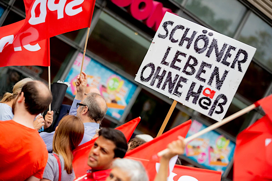 "Schöner leben ohne Heß" steht bei der Demonstration gegen Rechts anlässlich des Todestages von Rudolf Heß auf einem Plakat. 