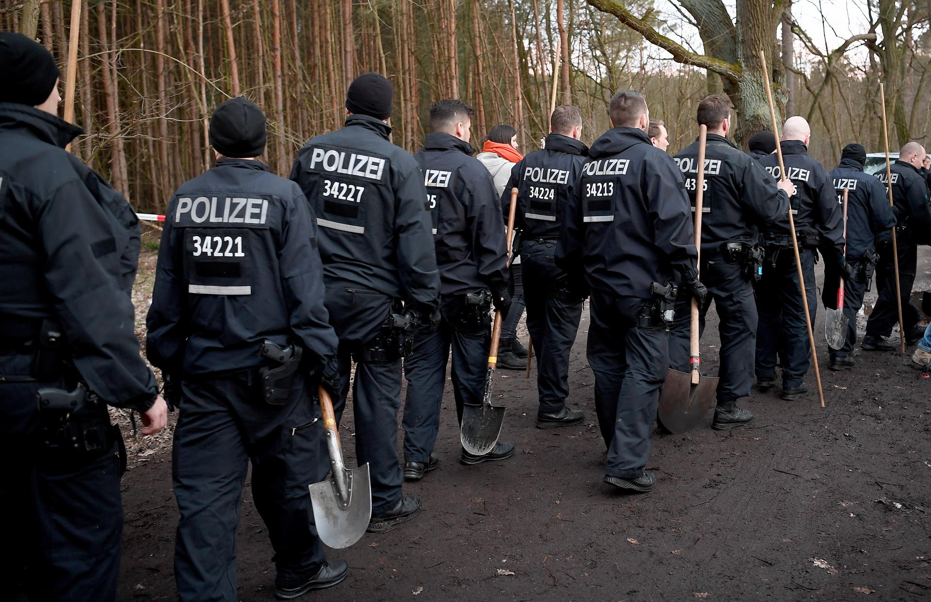 Polizisten bei der Suche nach Rebecca, hier in einem Waldstück bei Kummersdorf.