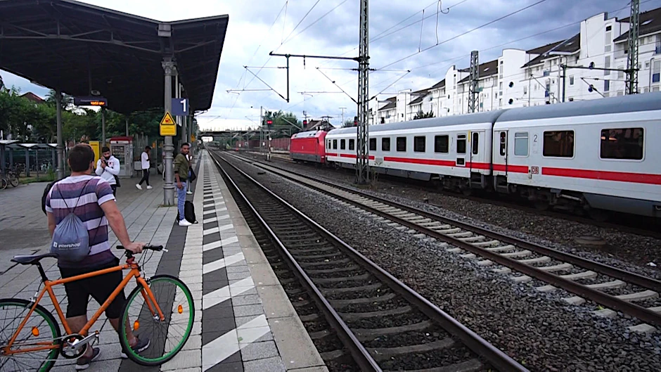 Ein Zug steht am Langener Bahnhof und kann nicht weiterfahren.