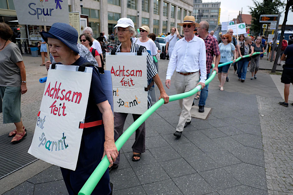 Beim Protest-Spaziergang rund um den Alexanderplatz: Schwimmnudeln sollten den übrigen Verkehr auf Abstand halten.