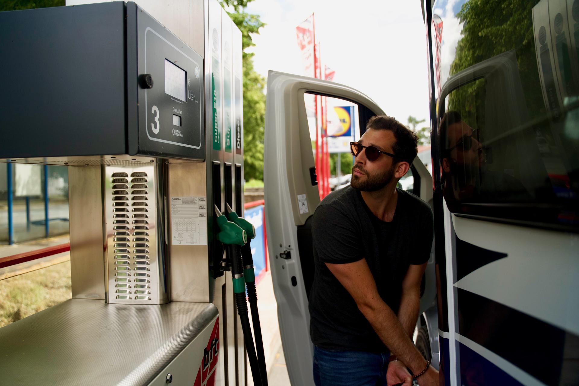 Boxenstopp: Das UNVEU-Mobil wird vollgetankt.
