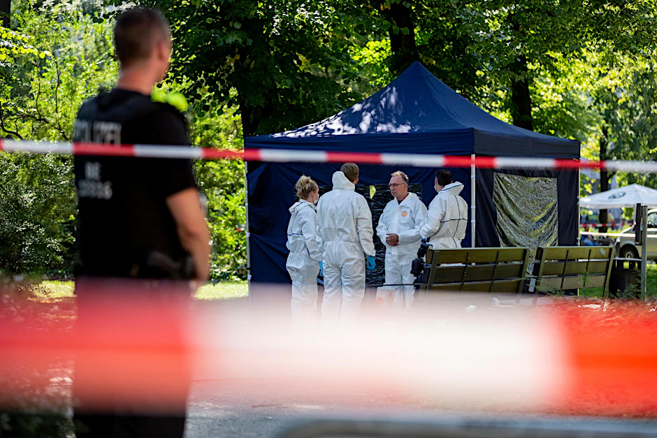 Beamte der Spurensicherung sichern in einem Faltpavillon Spuren am Tatort in Berlin-Moabit. 