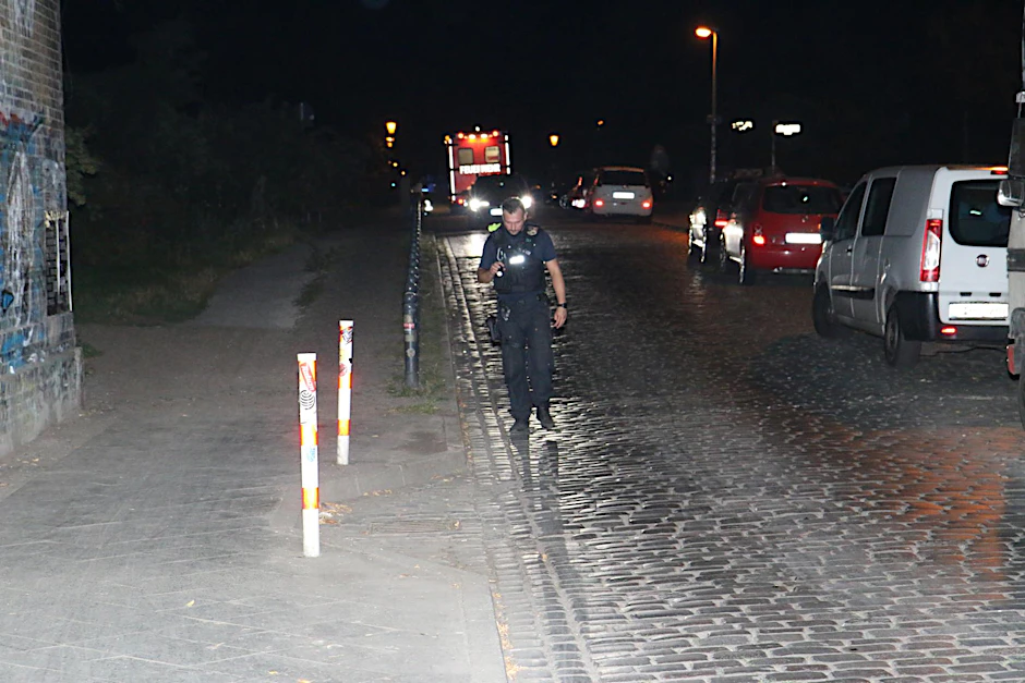 Die Polizei sucht in Alt-Treptow nach Spuren.