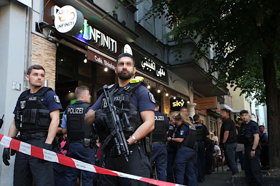 Teils schwer bewaffnete Polizisten vor dem Café Infiniti an der Sonnenallee. Das Café gilt als früheres Stammlokal des getöteten Nidal R. 