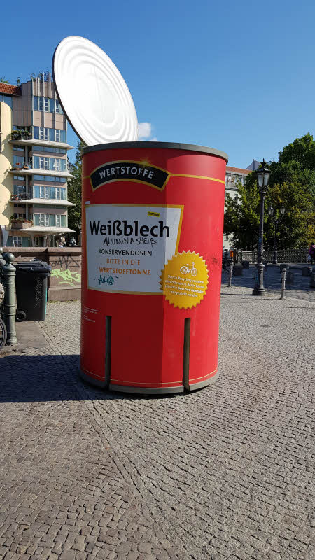 An der Admiralsbrücke bittet die BSR: Dose recyceln, nicht wegwerfen. Berlin will die Müll-Bußgelder erhöhen. 