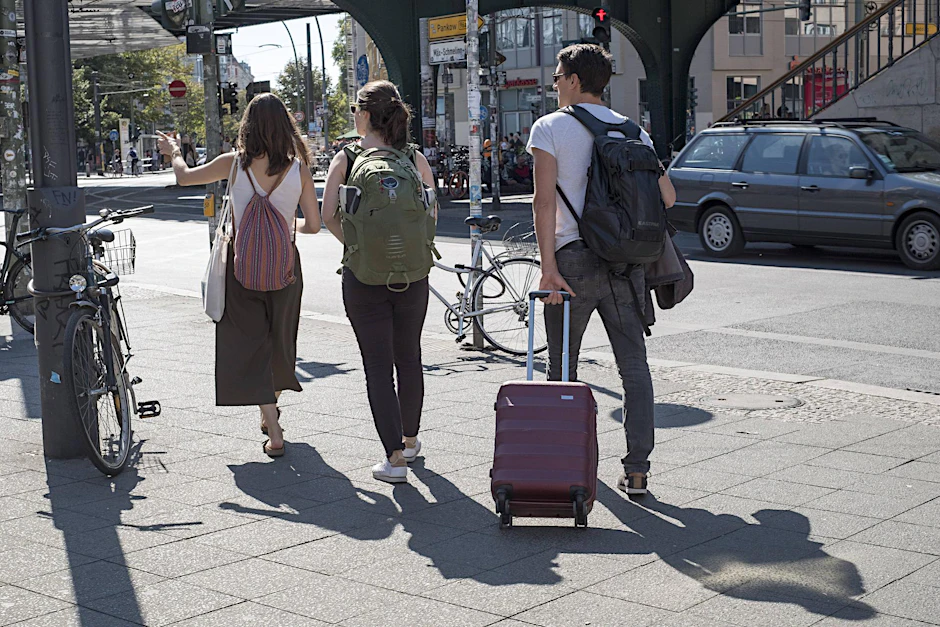 Touristen mit Rollkoffern in Berlin. Die City-Tax spült den Berliner Kiezen 51 Millionen Euro in die Kassen. 