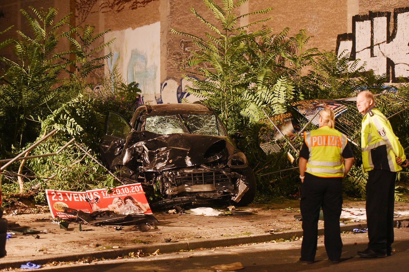 Der Porsche SUV am Unfallort in der Invalidenstraße in Berlin-Mitte.