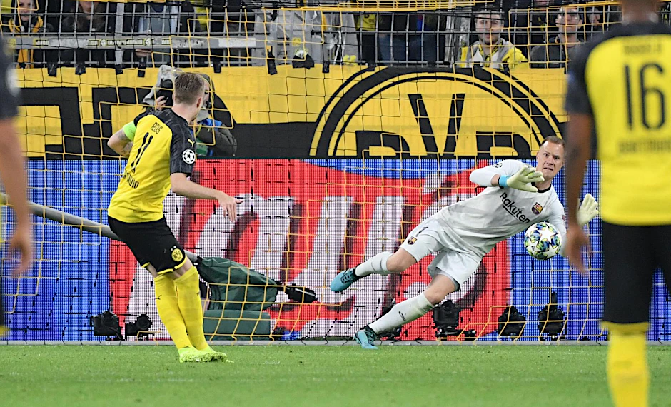 Überragend: Marc-André Ter Stegen im Tor des FC Barcelona pariert einen Elfmeter des Dortmunders Marco Reus. 
