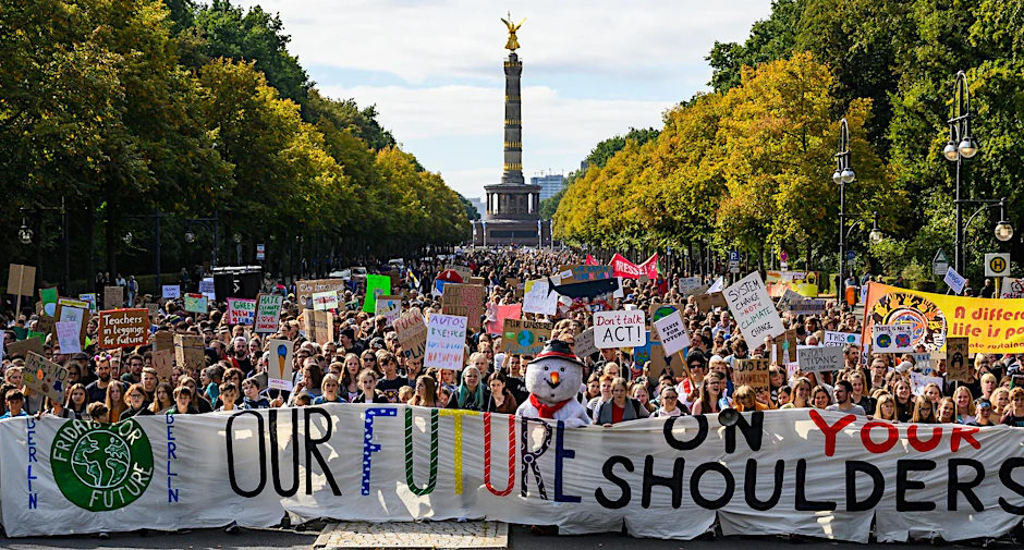 Demonstranten auf der Straße des 17. Juni in Berlin
