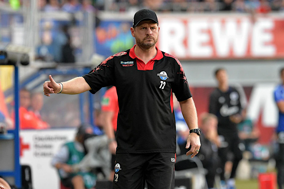 Daumen hoch: Steffen Baumgart ist offen und ehrlich. An seinem Spielstil will er trotz mäßiger Ergebnisse festhalten.