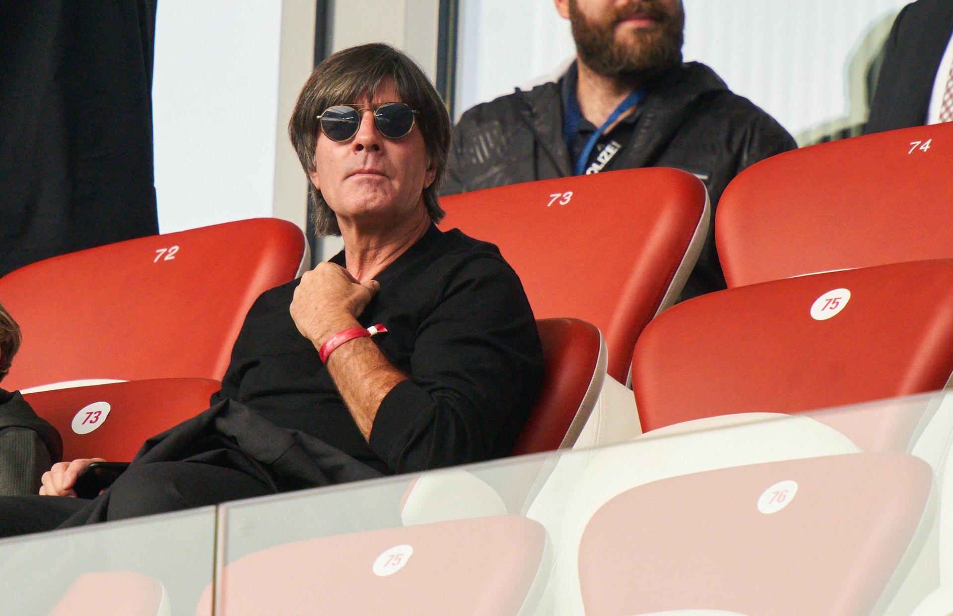 Denkt er gerade über die Abwehr nach? Joachim Löw in Leipzig auf der Ehrentribüne.
