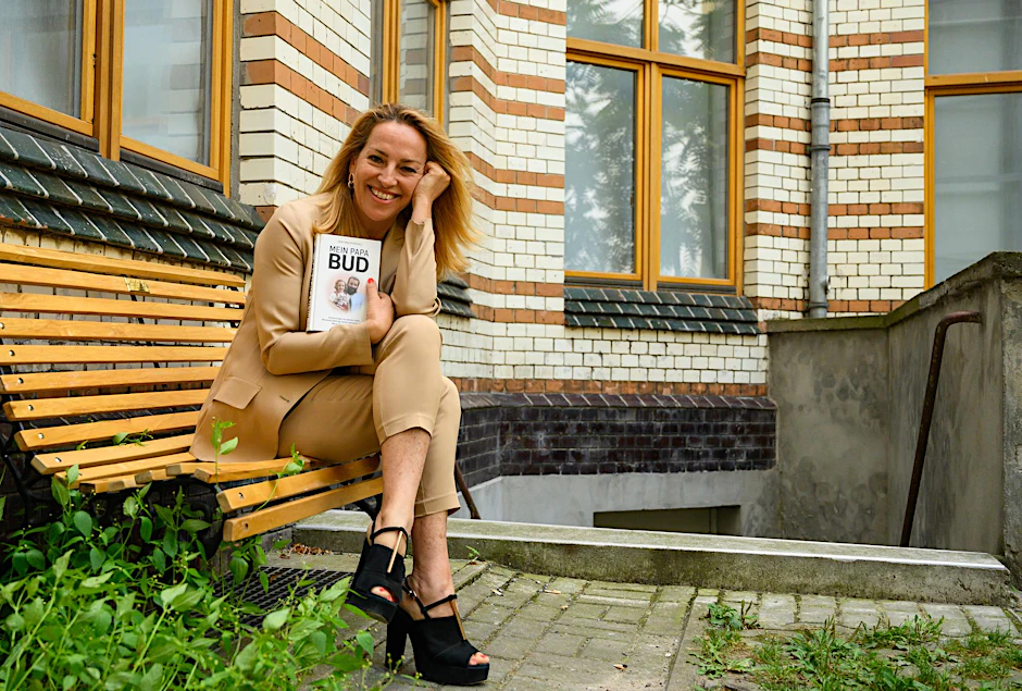 Cristiana Pedersoli, Tochter vom Schauspieler Bud Spencer, hält ihr Buch über ihren Vater "Mein Papa Bud".